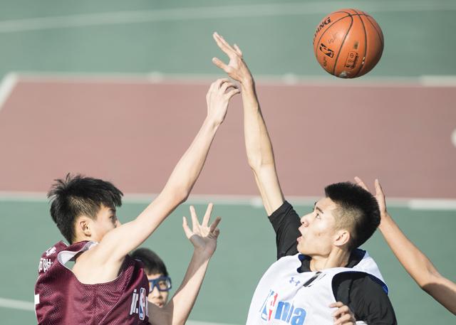 第71分钟，B费右路传中，维拉队员解围没有踢远，加纳乔转身打门折射入网，曼联2-2阿斯顿维拉！